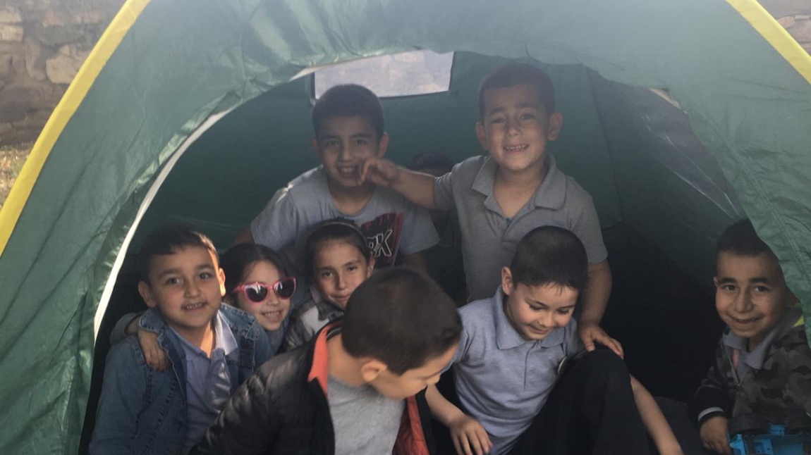 2/A Sınıfı Öğretmenimiz Murat Çelik ve Öğrencileri Okul Bahçesinde Kamp Etkinliği Yaptı